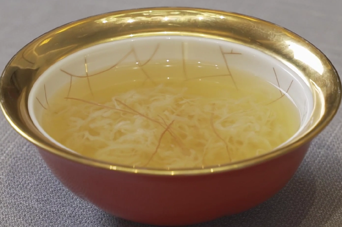 スープで美しい牡丹の花咲く「牡丹燕菜」
