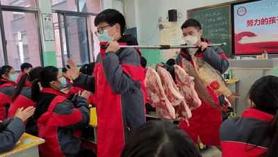 表彰された中学生には豚肉や魚を贈呈！安徽省阜陽市の中学校