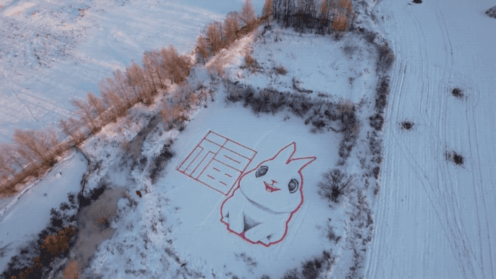 3000平方メートルの雪のキャンバスに描き出したウサギと「福」の字